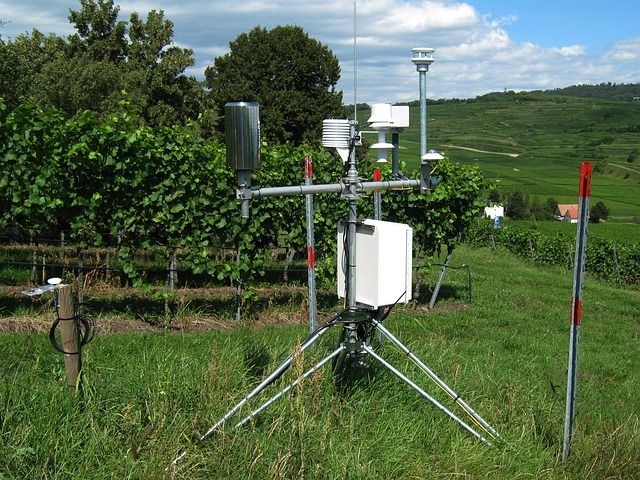 Small off-grid weather station